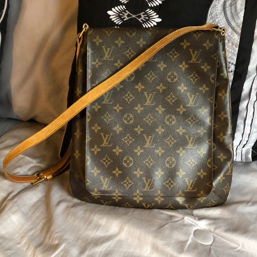 Louis Vuitton Mussette salsa GM